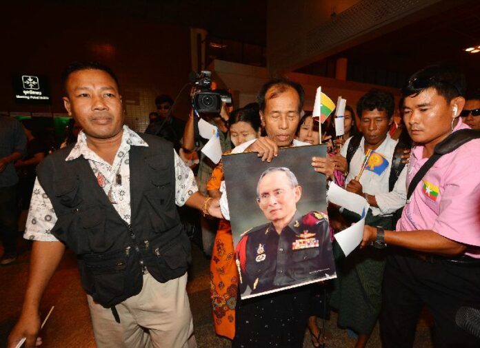 The families of the two Burmese Koh Tao murder suspects arrive in Thailand, holding a portrait of Thai King, 22 Oct 2014.<br />