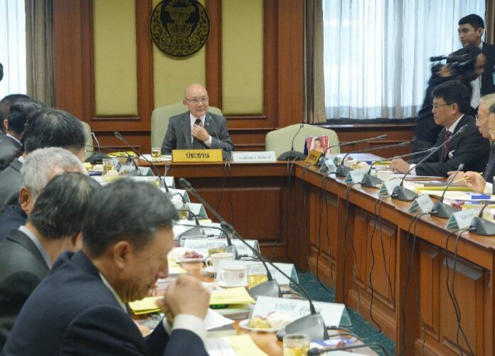 New chairman of National Reform Council Thienchay Keeranan leading a meeting, 22 Oct 2014.<br />