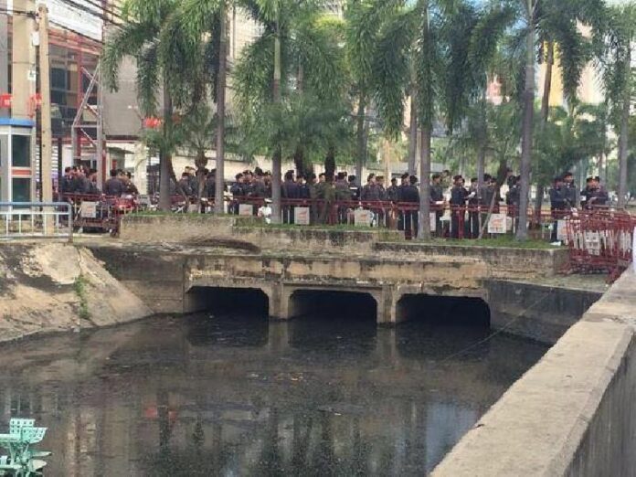 A heavy police presence by the bridge on 31 Oct. Photo provided by student activists. <br />