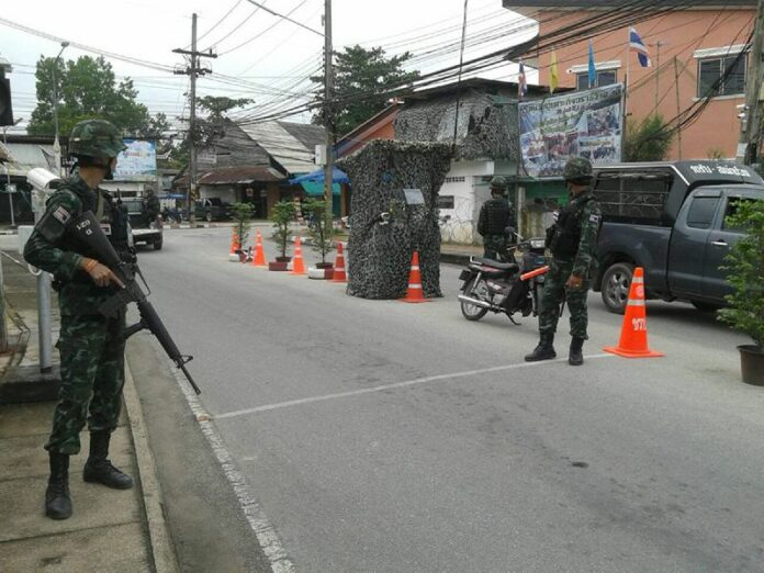 Security officers man a checkpoint in Narathiwat province on 3 Nov 2014.