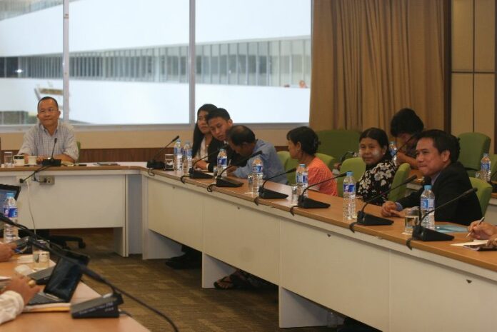 Niran Pitakwatchara, chairman of the National Human Rights Commission, hosting a meeting with the parents of the two Burmese men accused of murdering British tourists on Koh Tao. 3 Nov 2014.<br />