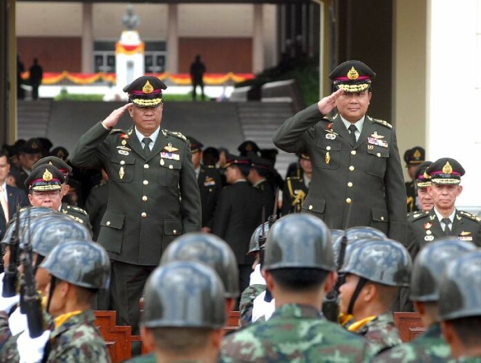 Anupong Paochinda (L) transferring the commander-in-chief post to Prayuth Chan-ocha (R) in 30 Sept 2010.<br />