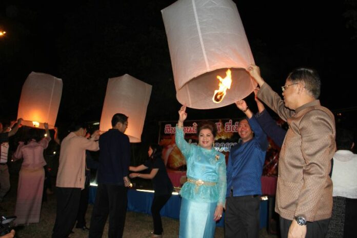 Loy Krathong sky lanterns in Chiang Mai, Nov 2013.<br />