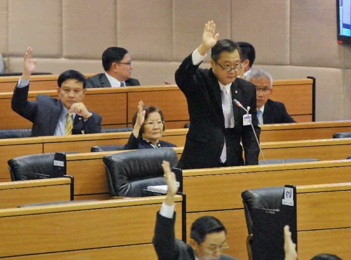 NLA members vote for a secret meeting to deliberate on the impeachment motion, 6 Nov 2014.<br />