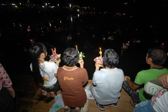 Bangkokians celebrate Loy Krathong with floating lanterns, 6 Nov 2014.