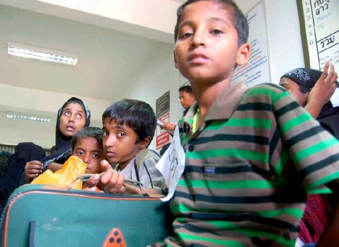 Ethnic Rohingya refugees from Myanmar, including children, wait for registration after being rescued in southern Thailand, 11 January 2013. Myanmar has rejected a request from Bangladesh to immediately begin accepting back Muslim refugees living in camps across the border. EPA/THORANIT PIRUNLA-ONG<br />