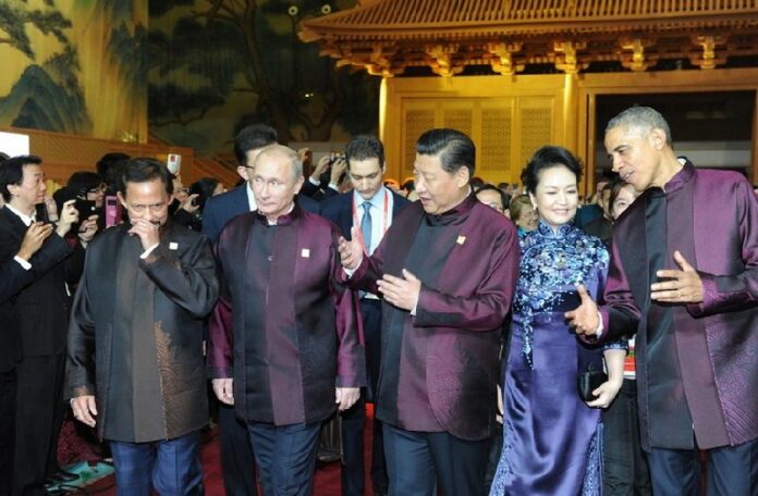 Participants of APEC 2014 summit: Brunei Darussalam Sultan Hassanal Bolkiah (L), Russian President Vladimir Putin (2-L), Chinese President Xi Jinping, (C), with his wife, Peng Liyuan (2-R) and US President Barack Obama (R) at a ceremonial reception held for members. Photo: EPA/MIKHAIL KLIMENTYEV<br />