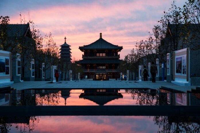 A pagoda is silhouetted during sunrise at the venue of APEC Summit in Yanqi Lake in Beijing, China, 11 November 2014. The APEC 2014 Summit and related meetings will be held in Beijing from 05 to 11 November, gathering leaders of 21 member economies. EPA/NARENDRA SHRESTHA<br />
