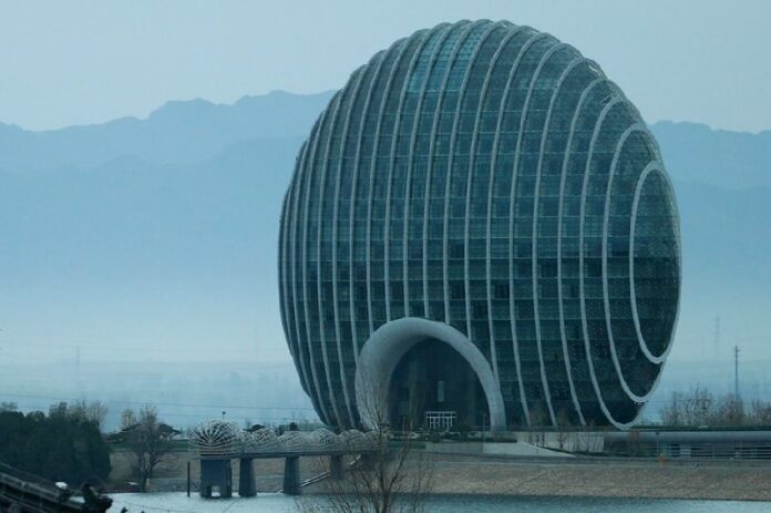 An exterior view of one of the buildings hosting the APEC Summit in Yanqi Lake, Huairou district of Beijing, China, 11 November 2014. The APEC 2014 Summit and related meetings will be held in Beijing from 05 to 11 November, gathering leaders of 21 member economies. EPA/DIEGO AZUBEL<br />