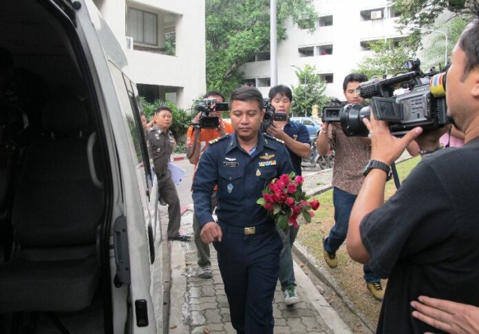 Chanin Klaiklung reporting to police over charges of lese majeste, 17 Nov 2010.