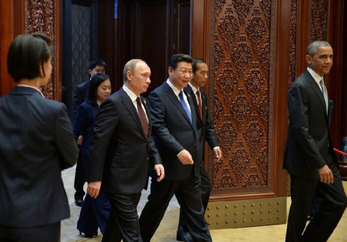 US President Barack Obama (R), Russian President Vladimir Putin (L) and Chinese President Xi Jinping (2-L) attend the APEC economic leaders meeting in Beijing. EPA/ALEXEY DRUGINYN / RIA NOVOSTI / KREMLIN POOL MANDATORY CREDIT<br />