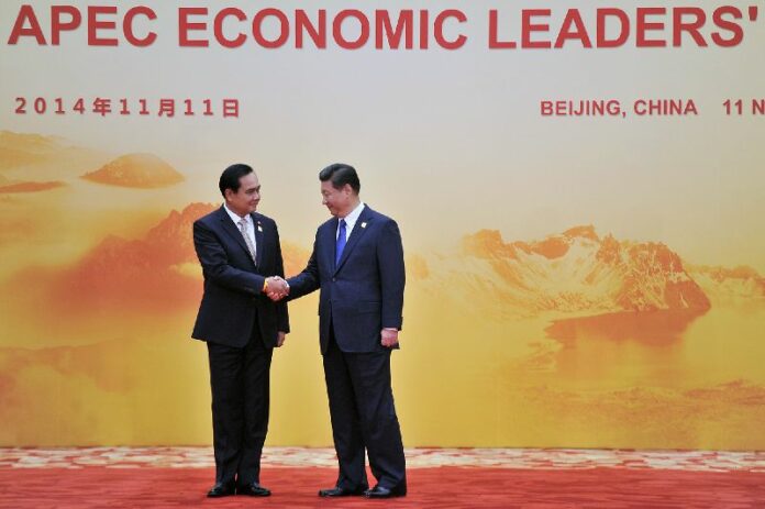 Thai Prime Minister Gen. Prayuth Chan-ocha with Chinese President Xi Jinping at the APEC summit in Beijing, 11 Nov 2014.<br />