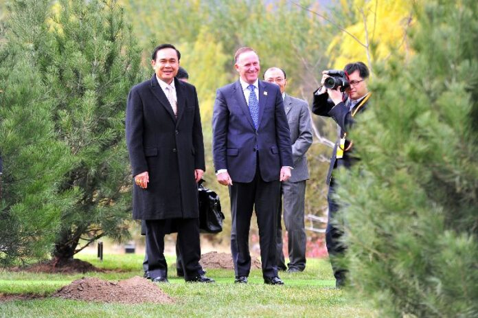 Gen. Prayuth (L) planting trees with other world leaders in Beijing during the APEC summit, Nov 2014.<br />