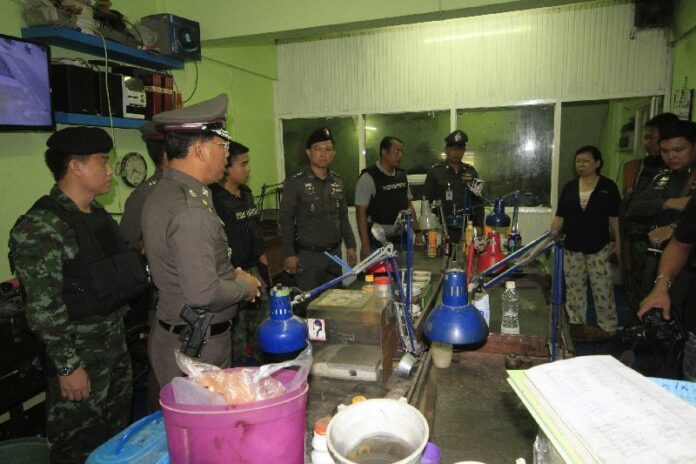Police raided a gold jewelry shop in Ayutthaya province where three Laotian children were reportedly forced to work for less than 20 baht a day, 12 Nov 2014.<br />