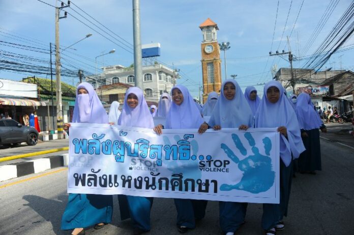 Muslim students in Narathiwat province condemn violence committed against civilians in Thailand's insurgency-plagued south, 11 Nov 2014.