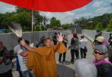 Lawmakers Welcome Activist Monk Buddha Issara's Reform Proposal
