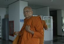 Suthep Bestows Decoration On Top Surat Thani Cop