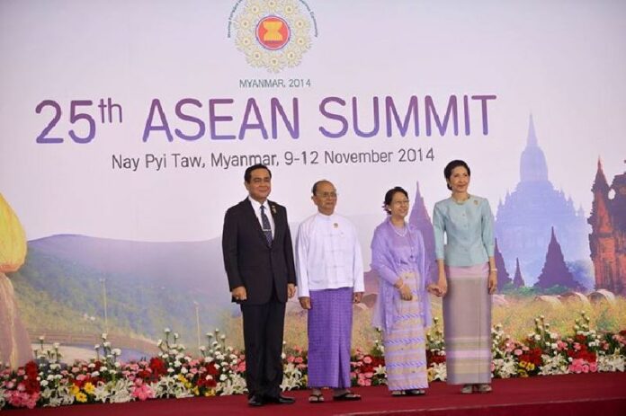 Thai Prime Minister Gen. Prayuth Chan-ocha (L) and Burmese President Thein Sein with their wives at the ASEAN summit in Naypyidaw, Myanmar, 12 November 2014.