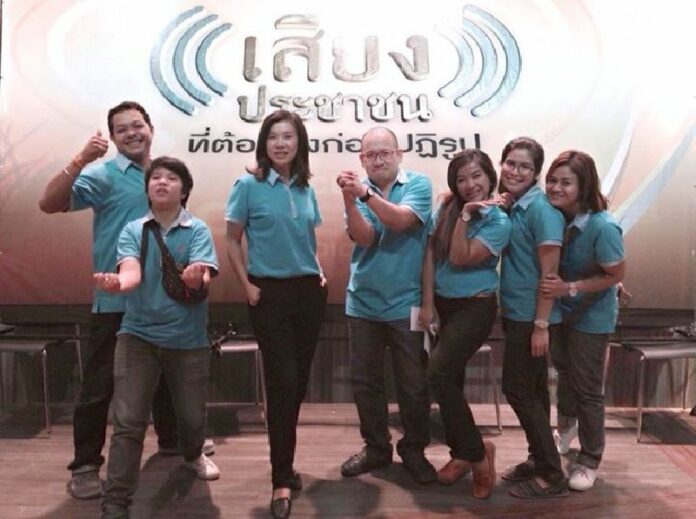 Nattaya Wawweerakhup (3rd from L) poses for photo with the crew of "Voices of the People That Must Be Heard Before the Reform."<br />