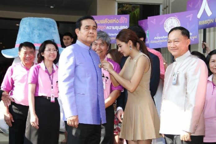 Gen. Prayuth Chan-ocha at a campaign to stop violence against women at the Government House in Bangkok, 17 November 2014.<br />