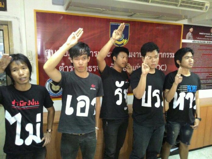 The five law students at the police station in Khon Kaen, 18 Nov 2014.<br />