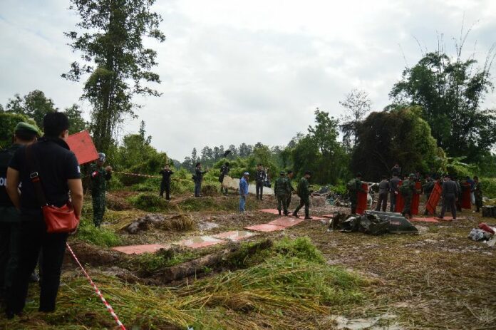 Soldiers inspect the site of the helicopter crash in Phayao province, 17 November 2014.<br />