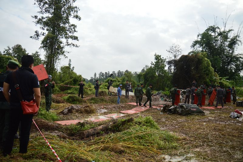 Soldiers inspect the site of the helicopter crash in Phayao province, 17 November 2014.<br />