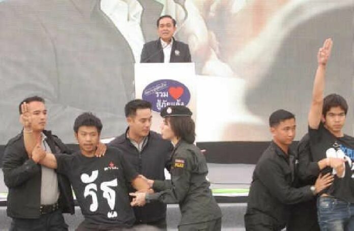 Five university students were detained for flashing an anti-coup hand gesture while Prime Minister and junta chairman Prayuth Chan-ocha was giving a speech in the northeastern province of Khon Kaen, 18 Nov 2014.<br />