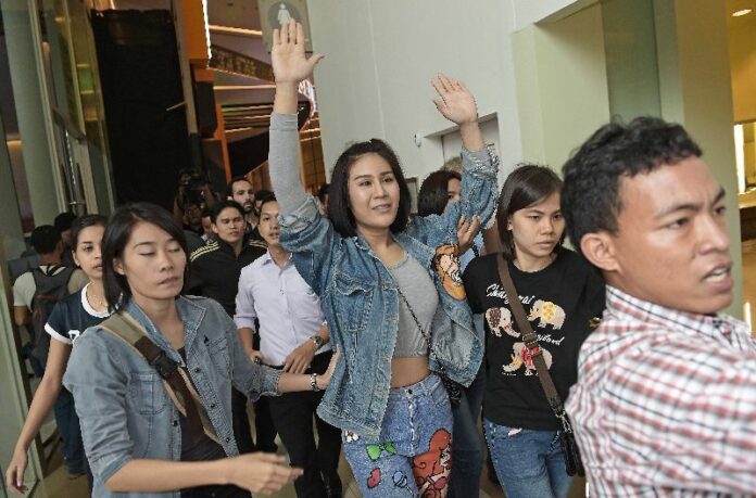 Natcha Kong-udom, a first year student at Bangkok University, was arrested by police after she began flashing the three-finger salute in Siam Paragon's cinema, 20 Nov 2014.