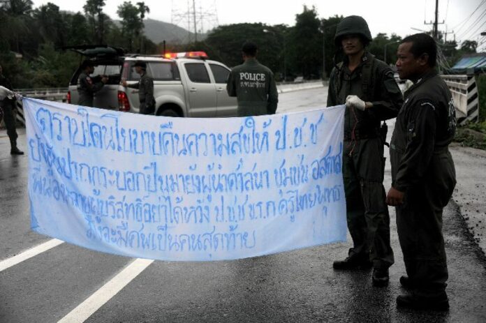 The banners found in Narathiwat province on 18 Nov read: "As long as the policy of 'Returning Happiness to the People' is still about aiming gun barrels at religious leaders, communities, Muslim clerics, and innocent Malay brothers and sisters, Buddhist civilians, bureaucrats, and teachers should not hope that they will be the last dead bodies."<br />
