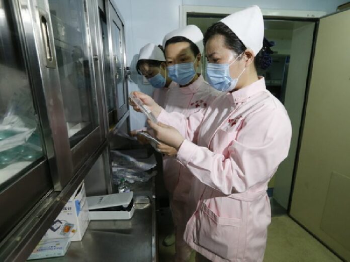 A file photo show Chinese nurses preparing medicine for patients on board of the Peace Ark, a Chinese Naval Hospital Ship, at sea in the Philippines, 25 November 2013. Six nurses and a building manager have been killed in north-eastern China in an early morning knife attack at a hospital dormitory. EPA/ROLEX DELA PENA