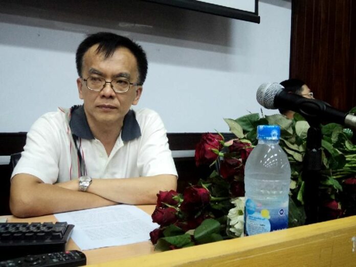 Somsak Jeamteerasakul speaking at a press conference at Thammasat University in Bangkok, 24 April 2014 (File photo by Matichon)