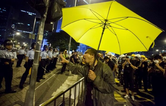 --------------------------------------------------------------------------------<br />
A pro-democracy protester shouts at police on Lung Wo Road, next to the Hong Kong Chief Executive's Office, Hong Kong, China, 01 December 2014. Police clashed with pro-democracy protestors on Hong Kong island early Monday, after the fifth consecutive night of clashes since authorities cleared out a major protest camp last week. EPA/ALEX HOFFORD