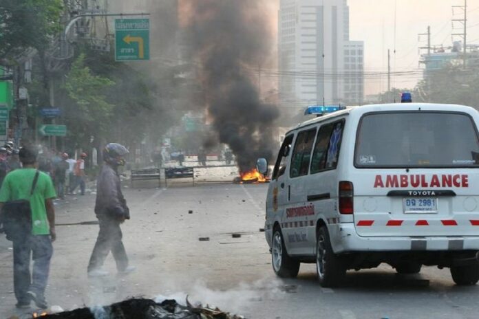 An ambulance races into a protest site in Bangkok, Thailand, 14 May 2010. One volunteer rescue worker died when rival ambulance squads brawled on the streets of Bangkok early Monday. EPA/BARBARA WALTON<br />
