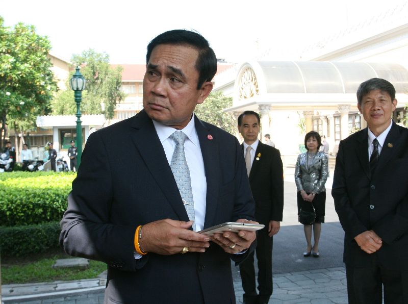 Junta chairman and Prime Minister Prayuth Chan-ocha has vowed to speak more cordially with the press in honor of the King of Thailand’s 87th birthday on 5 Dec.<br />