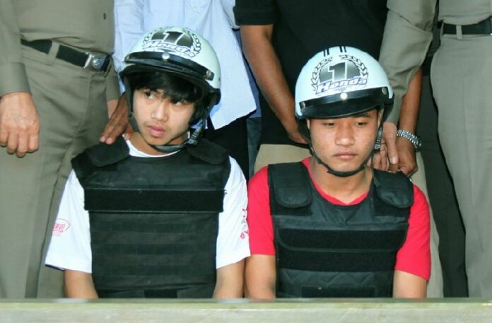 Two Myanmar migrant workers Win (left) and Saw (right), suspects in the killing of two British tourists, with police on the beach of Koh Tao island in Surat Thani province, southern Thailand, 03 October 2014. A Thai court indicted a pair of Myanmar suspects for the murder of two British tourists. EPA/STR<br />