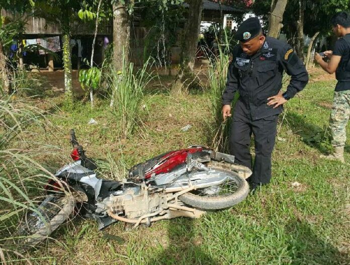 The site where a roadside bomb injured two body guards who were escorting a group of teachers to their school in Narathiwat province, 25 Nov 2014.<br />
