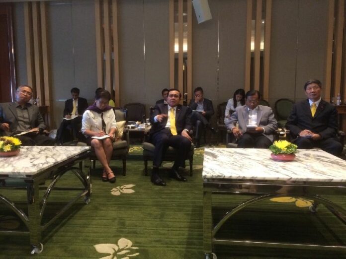 Gen. Prayuth Chan-ocha with print media executives at the Rajpruek Club in Bangkok, 3 Dec 2014.<br />