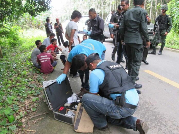 Police, soldiers, and armed volunteers after a clash with suspected insurgents in Saba Yoi district, Songkhla province, 4 Dec 2014.<br />