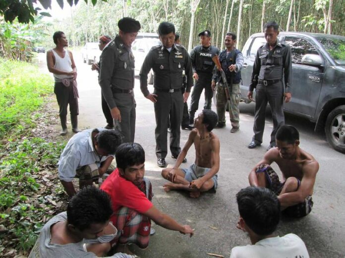Police question a group of men after a clash with suspected insurgents in Saba Yoi district, Songkhla province, 4 Dec 2014<br />