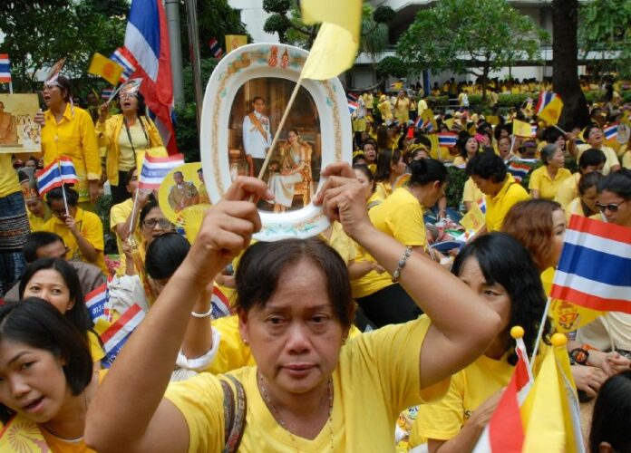 Thais celebrate HM the King's birthday on 5 Dec 2014 in front of Siriraj Hospital in Bangkok.<br />