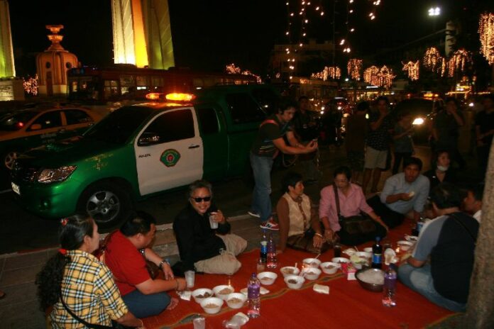 Anti-coup activists organised a "birthday party" across from Bangkok's Democracy Monument to celebrate Thailand’s national Constitution Day amid tight security, 10 Dec 2014.<br />