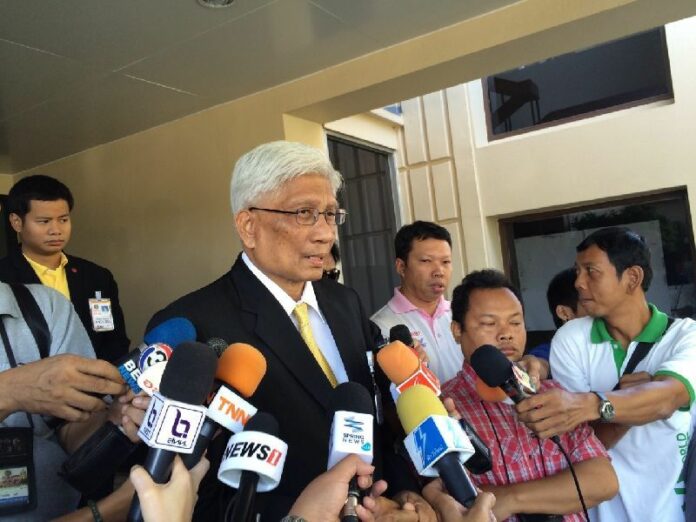 Thai Cabinet Minister Suwaphan Tanyuvardhana speaking to reporters on 11 Dec 2014.<br />