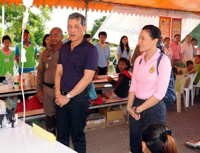 Crown Prince Vajiralongkorn and ex-Princess Srirasmi visiting flood-affected area in Bangkok suburb, 8 November 2011.