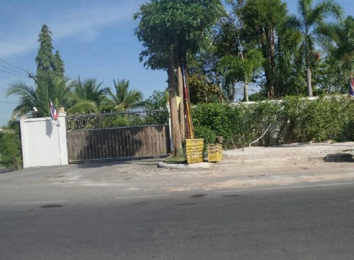 Police are no longer guarding the Ratchaburi residence of former Princess Srirasmi, who resigned from her royal status on 12 Dec 2014.<br />