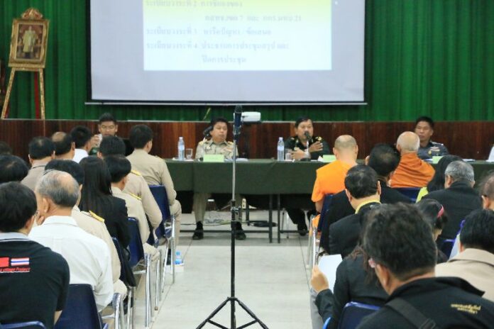 Military officers threatened to revoke the licenses of community radio stations in Nakhon Ratchasima that refuse to broadcast the military junta’s daily talk shows, 16 Dec 2014.<br />
