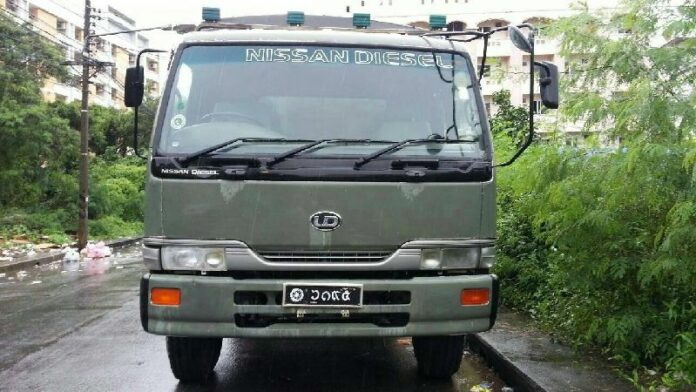 Customs officials found 300 boxes of illegal alchohol in a truck driven by two soldiers, Haat Yai, Songkhla, 15 Dec 2014.<br />
<br />