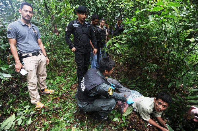 Security officers arrested two suspected insurgents in Narathiwat, 16 Dec 2014.