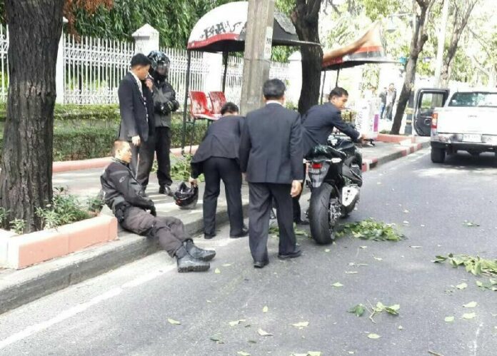 Two of Gen. Prayuth's bodyguards were injured by a tree that fell on the PM's motorcade, 17 Dec 2014.