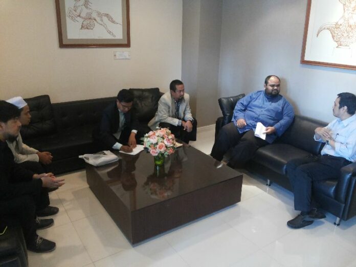 Muhammad Faosi Yaena and other representatives from the Federation of Thai Muslim Media met with an editor of Khaosod newspaper to discuss coverage of the Islamic State, 17 Dec 2014.